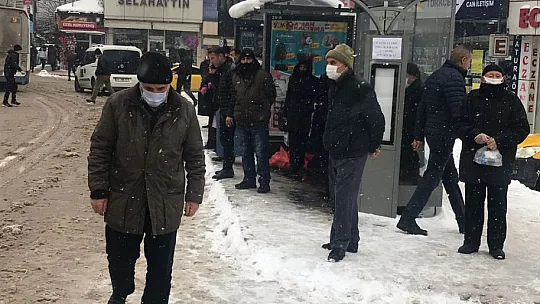 Kar yağışı Elazığ'da etkisini sürdürüyor