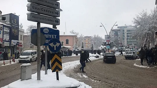 Kar yağışı Elazığ'da etkisini sürdürüyor