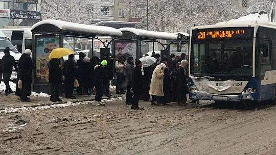 Kar yağışı Elazığ'da etkisini sürdürüyor