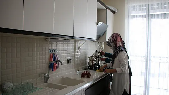 Yeni evine kavuşan depremzede: Devletimize ne kadar teşekkür etsek azdır