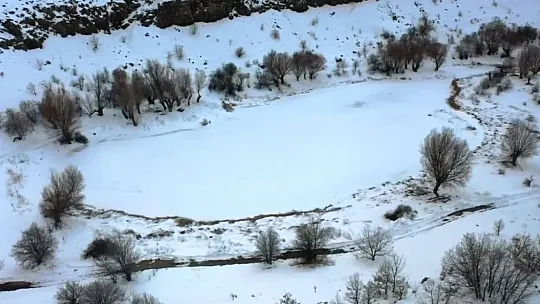 Sülüklü gölün buz tutması kartpostallık görüntü oluşturdu