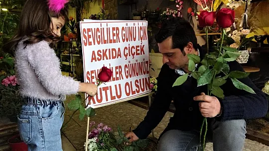 Başkaları da aynı duruma düşmesin diye 'Askıda Çiçek' kampanyası başlattı