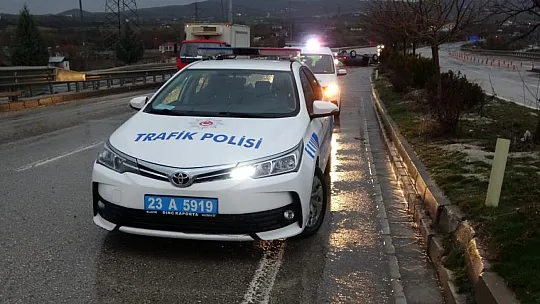 Su birikintisine giren otomobil takla attı!