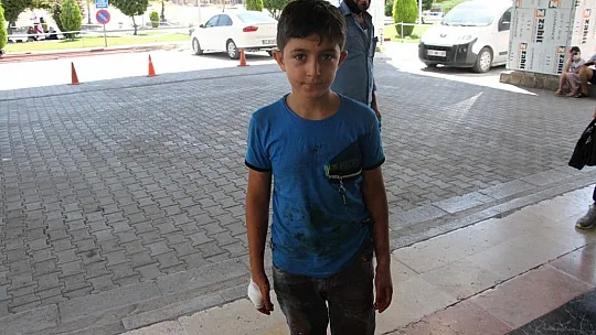 Babasına yardım etmeye çalışan çocuk elini kesti