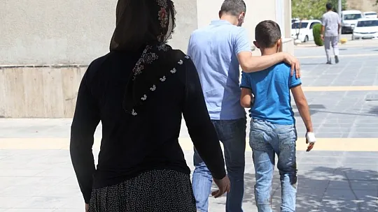 Babasına yardım etmeye çalışan çocuk elini kesti