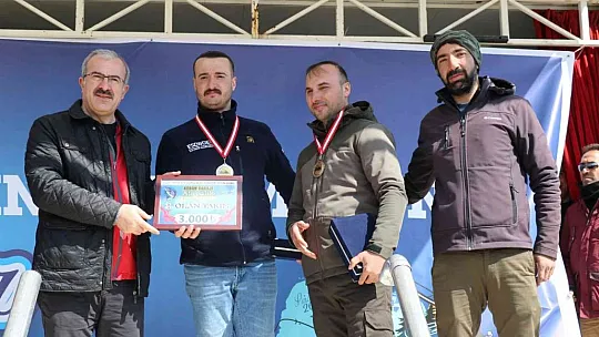 Keban'da oltacılar büyük balık için yarıştı