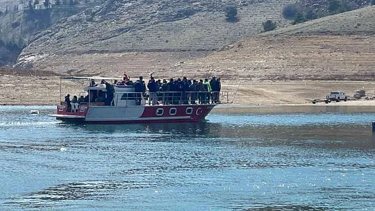 Keban'da oltacılar büyük balık için yarıştı