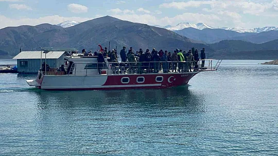 Keban'da oltacılar büyük balık için yarıştı