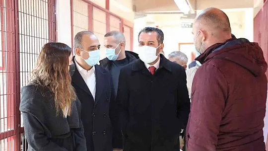 Başkan Şerifoğulları geçici hayvan bakımevini ziyaret etti