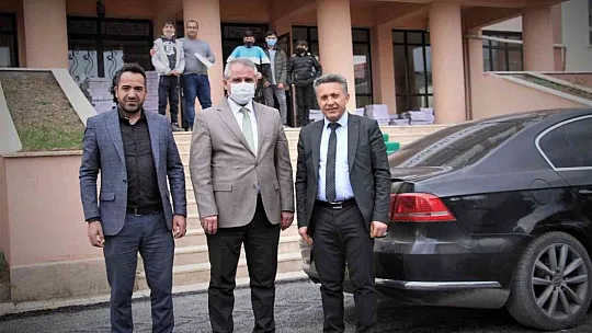 Başkan Çadırcı makam aracıyla köy köy gezip kitap dağıtıyor