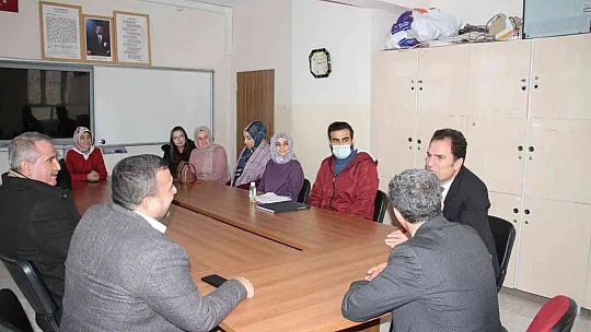Başkan Çadırcı makam aracıyla köy köy gezip kitap dağıtıyor