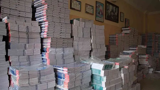 Başkan Çadırcı makam aracıyla köy köy gezip kitap dağıtıyor