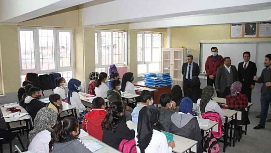 Başkan Çadırcı makam aracıyla köy köy gezip kitap dağıtıyor