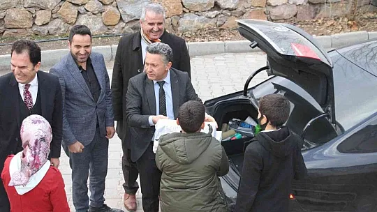 Başkan Çadırcı makam aracıyla köy köy gezip kitap dağıtıyor