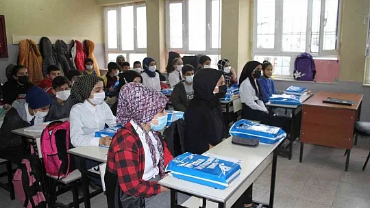 Başkan Çadırcı makam aracıyla köy köy gezip kitap dağıtıyor