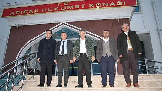 Başkan Çadırcı makam aracıyla köy köy gezip kitap dağıtıyor