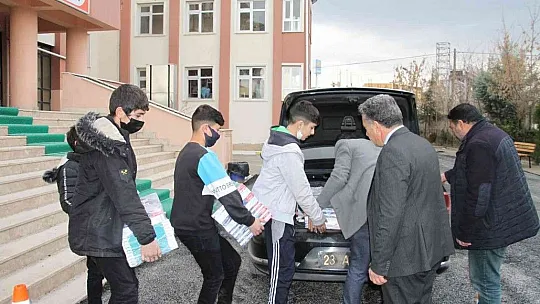 Başkan Çadırcı makam aracıyla köy köy gezip kitap dağıtıyor