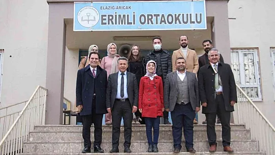 Başkan Çadırcı makam aracıyla köy köy gezip kitap dağıtıyor