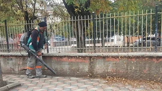 Belediye ekiplerinden yaprak üfleme makinesi ile sonbahar temizliği