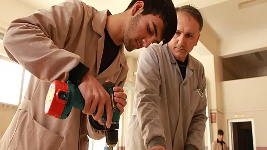 Bingöl'deki bu okul fabrika gibi çalışıyor
