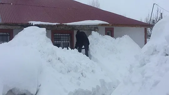 Kar yağışı nedeniyle evler resmen kar altında kayboldu