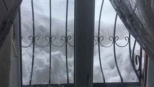 Kar yağışı nedeniyle evler resmen kar altında kayboldu