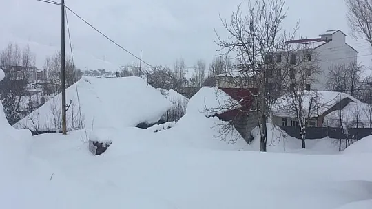Kar yağışı nedeniyle evler resmen kar altında kayboldu