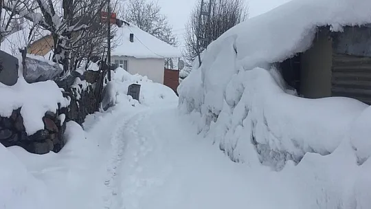 Kar yağışı nedeniyle evler resmen kar altında kayboldu