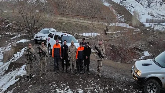 Kayalıklarda mahsur kalan vatandaşı AFAD ve Jandarma kurtardı