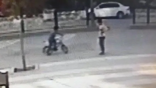 Bisiklet süren çocuğa araba çarptı, hemşire çıkan sürücü müdahale etti