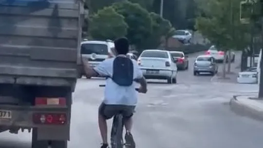 Bisikletli çocuğun bu hareketi yürekleri ağza getirdi