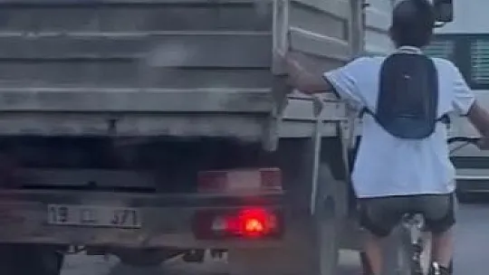 Bisikletli çocuğun bu hareketi yürekleri ağza getirdi