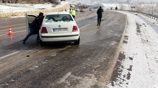 Elazığ'da buzlanan yollarda kazalar artıyor