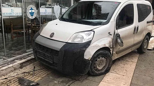 Çarpışan araçlardan biri kontrolden çıkarak çay ocağına girdi