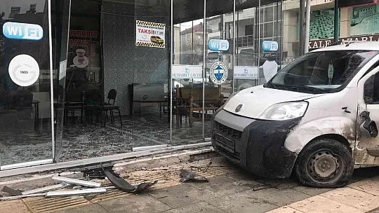 Çarpışan araçlardan biri kontrolden çıkarak çay ocağına girdi