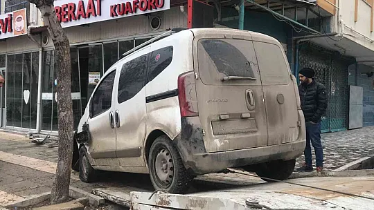 Çarpışan araçlardan biri kontrolden çıkarak çay ocağına girdi