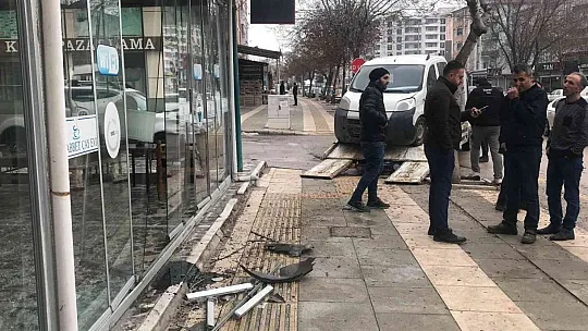 Çarpışan araçlardan biri kontrolden çıkarak çay ocağına girdi