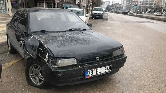 Çarpışan araçlardan biri kontrolden çıkarak çay ocağına girdi