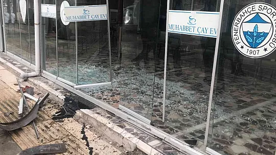 Çarpışan araçlardan biri kontrolden çıkarak çay ocağına girdi