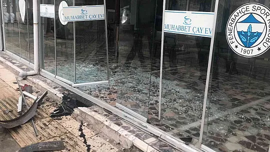 Çarpışan araçlardan biri kontrolden çıkarak çay ocağına girdi