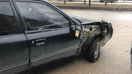 Çarpışan araçlardan biri kontrolden çıkarak çay ocağına girdi