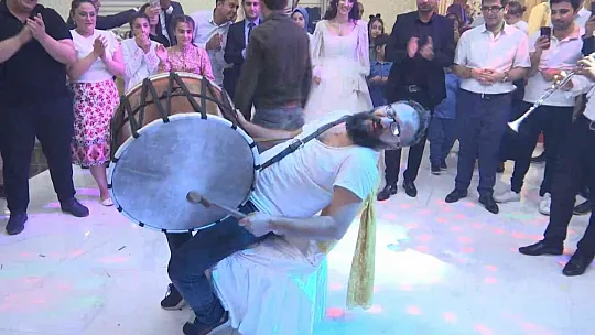 Çılgın davulcu yine kendinden geçti