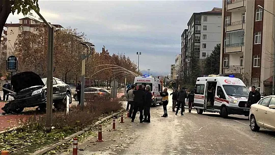 Çocuğa çarpmamak için direksiyonu kırdı, direğe çaptı!