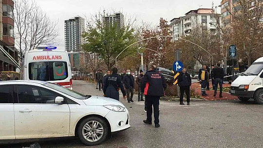 Çocuğa çarpmamak için direksiyonu kırdı, direğe çaptı!