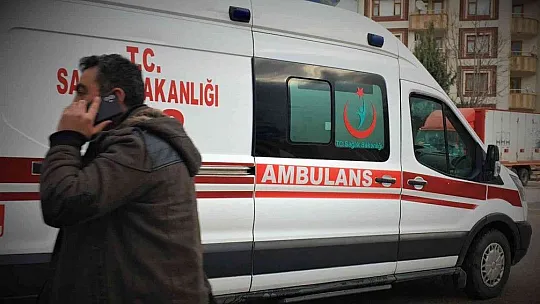 Çocuğa çarpmamak için direksiyonu kırdı, direğe çaptı!