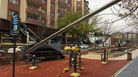 Çocuğa çarpmamak için direksiyonu kırdı, direğe çaptı!