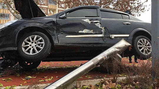 Çocuğa çarpmamak için direksiyonu kırdı, direğe çaptı!