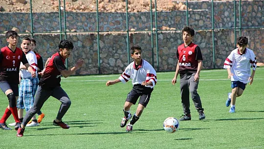 Dostluk maçı renkli görüntülere sahne oldu