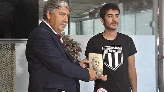 Başkan Saraç'tan anlamlı hediye