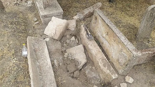 Zafran'da define avcıları mezarlıkları tahrip etti